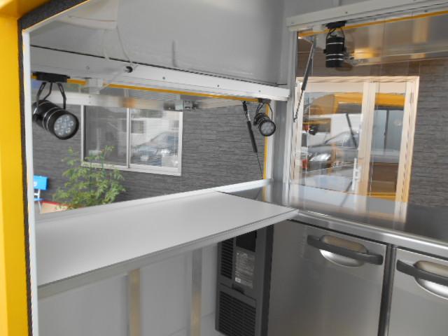 □ K-BOX DA63型 シトロエンフェイス サイドアップ仕様 冷蔵庫の高さに合わせて調理台を製作!清潔感溢れるシンプルな室内です♪