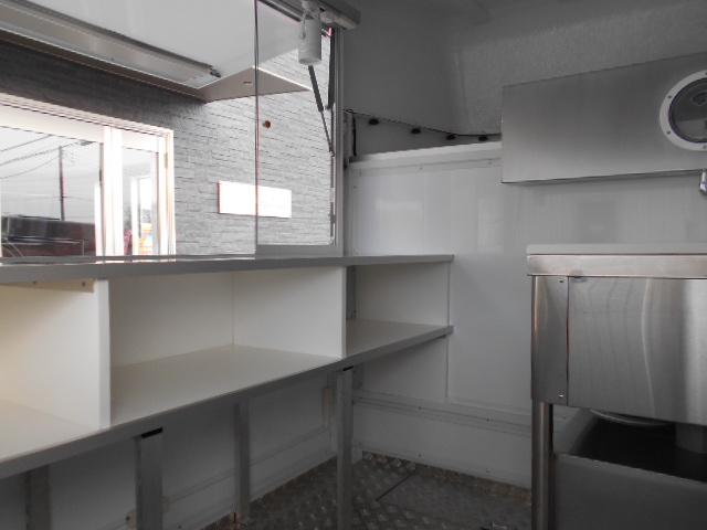 □ K-BOX DR16型 NEWオールペイント サイドアップ仕様 調理台下の収納スペースも調理機器が収まる寸法にて制作しました♪